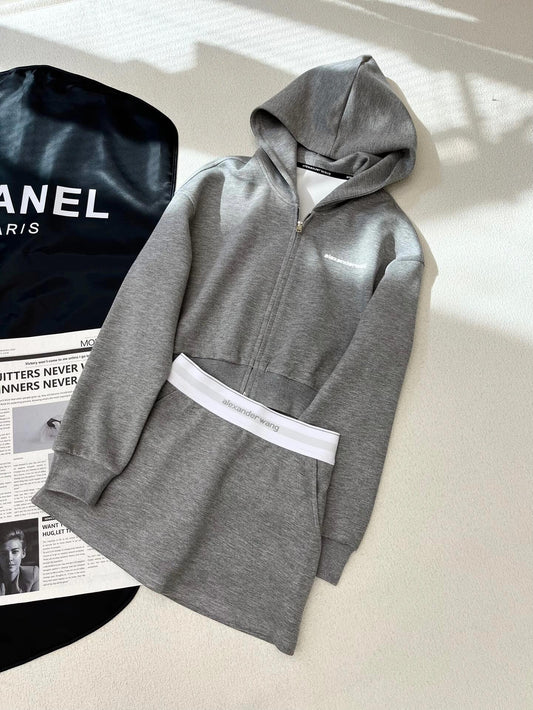 Einfaches Set aus Jacke mit Kapuze und Reißverschluss und kurzem Rock