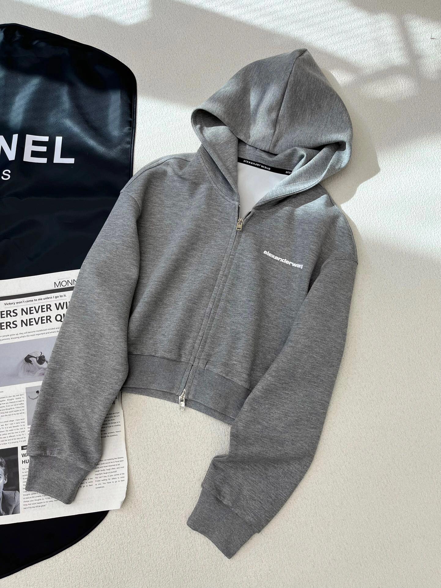 Einfaches Set aus Jacke mit Kapuze und Reißverschluss und kurzem Rock