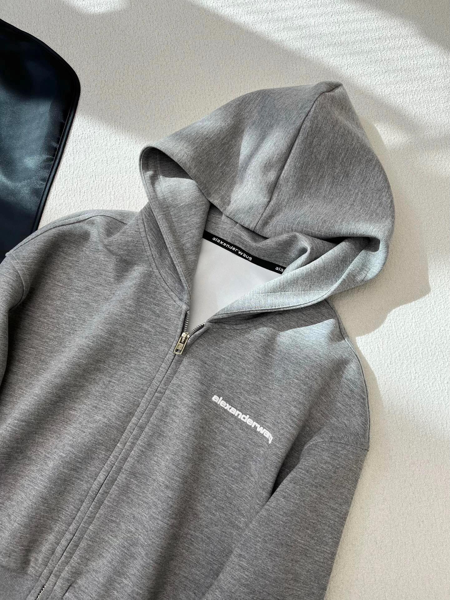 Einfaches Set aus Jacke mit Kapuze und Reißverschluss und kurzem Rock