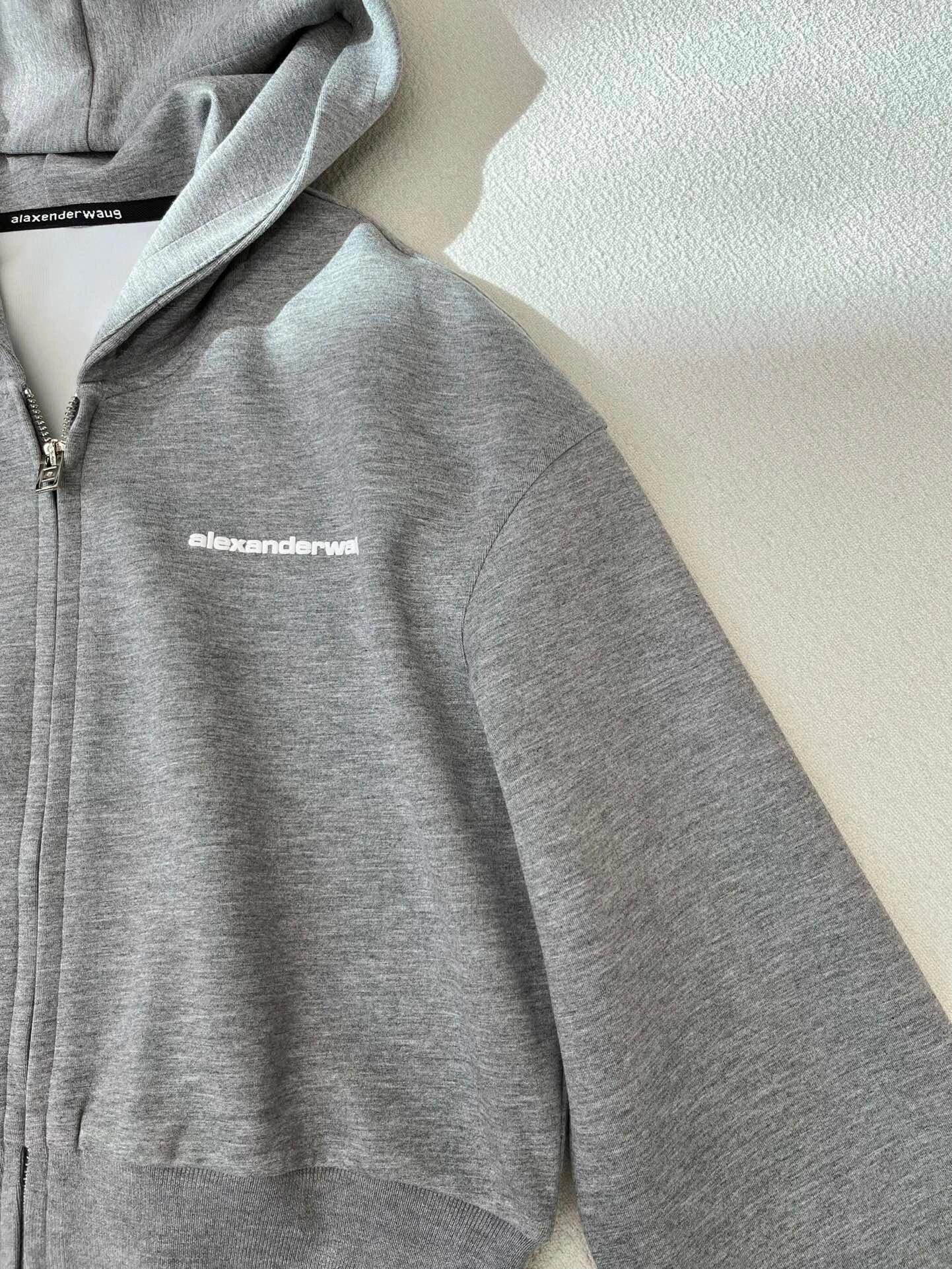 Einfaches Set aus Jacke mit Kapuze und Reißverschluss und kurzem Rock