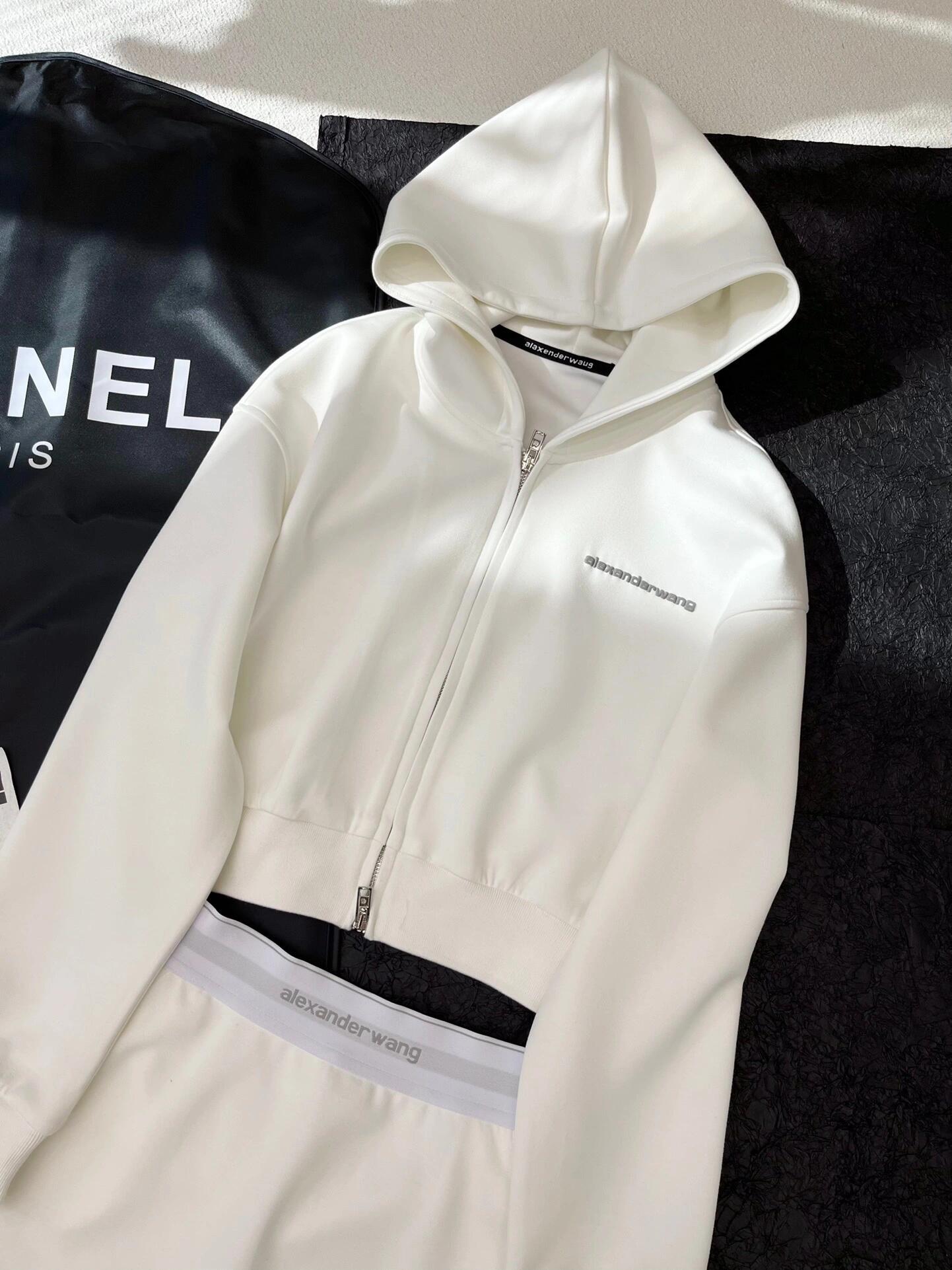 Einfaches Set aus Jacke mit Kapuze und Reißverschluss und kurzem Rock