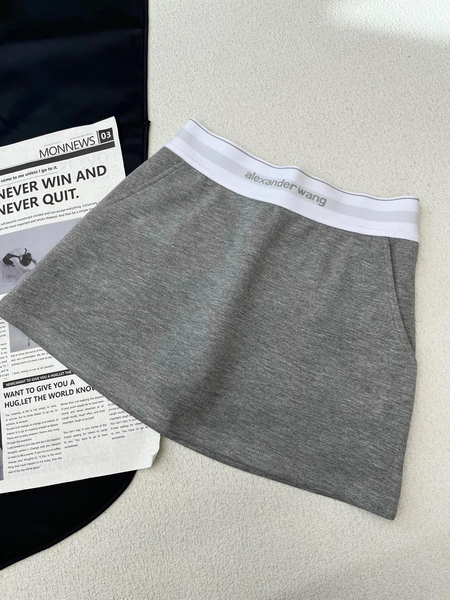 Einfaches Set aus Jacke mit Kapuze und Reißverschluss und kurzem Rock