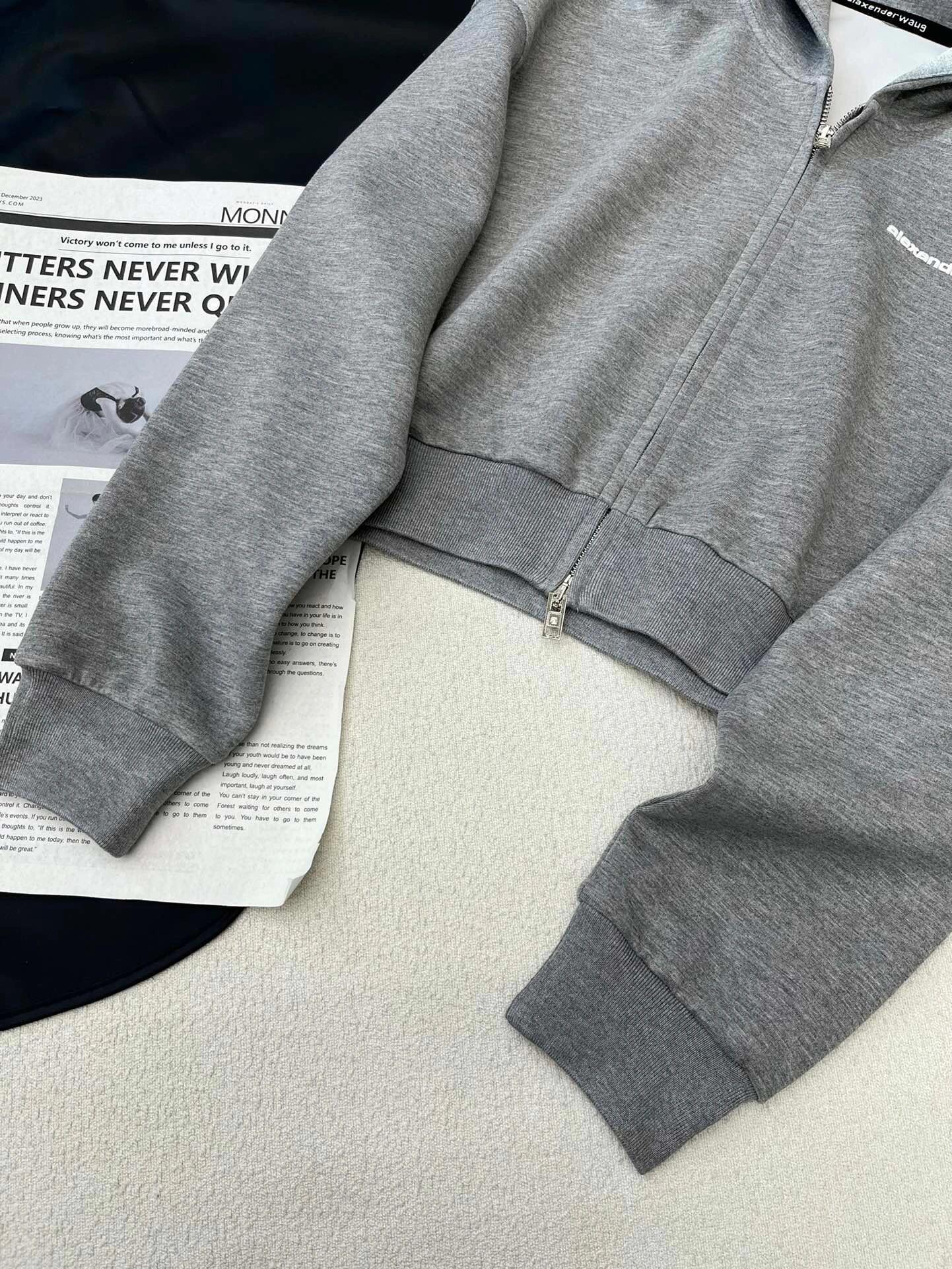 Einfaches Set aus Jacke mit Kapuze und Reißverschluss und kurzem Rock