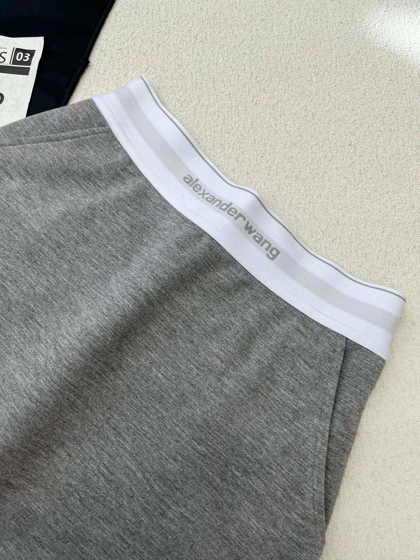 Einfaches Set aus Jacke mit Kapuze und Reißverschluss und kurzem Rock