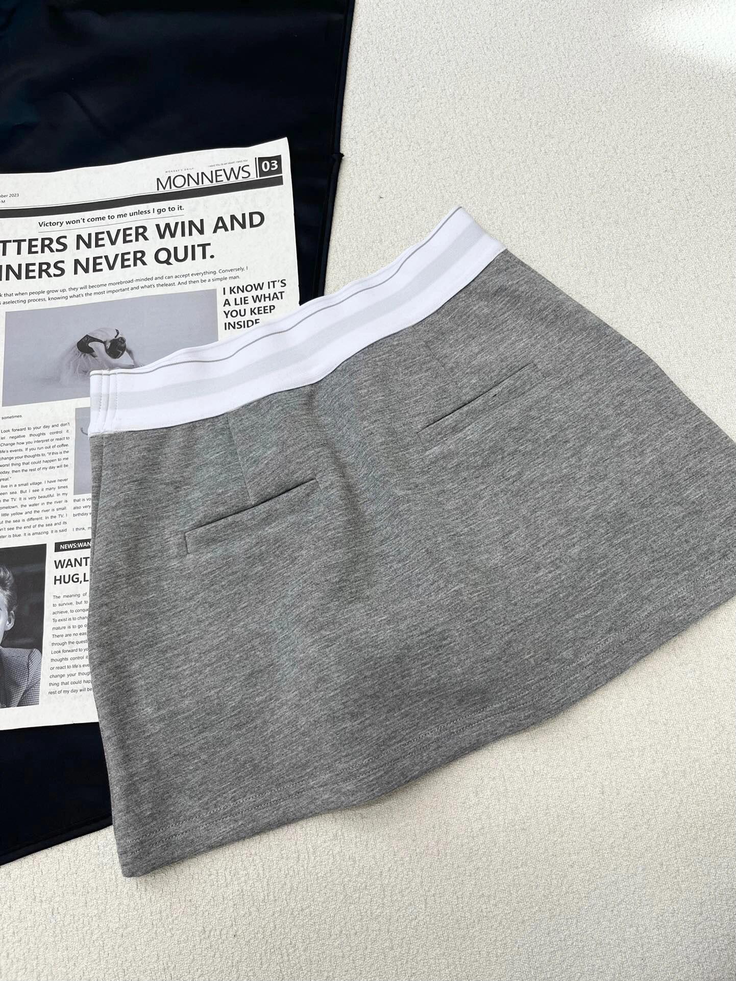 Einfaches Set aus Jacke mit Kapuze und Reißverschluss und kurzem Rock