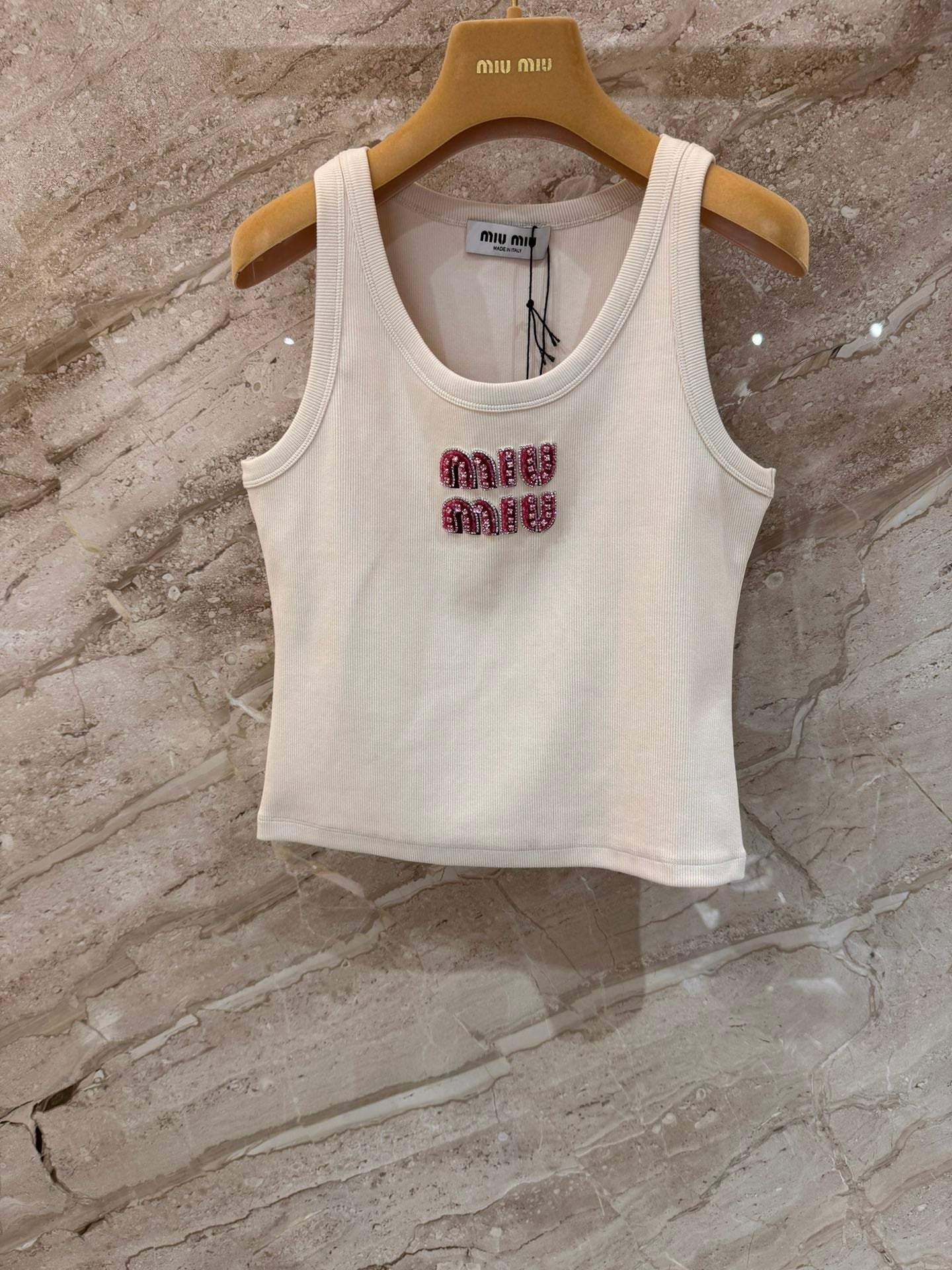 Handbesticktes Leibchen