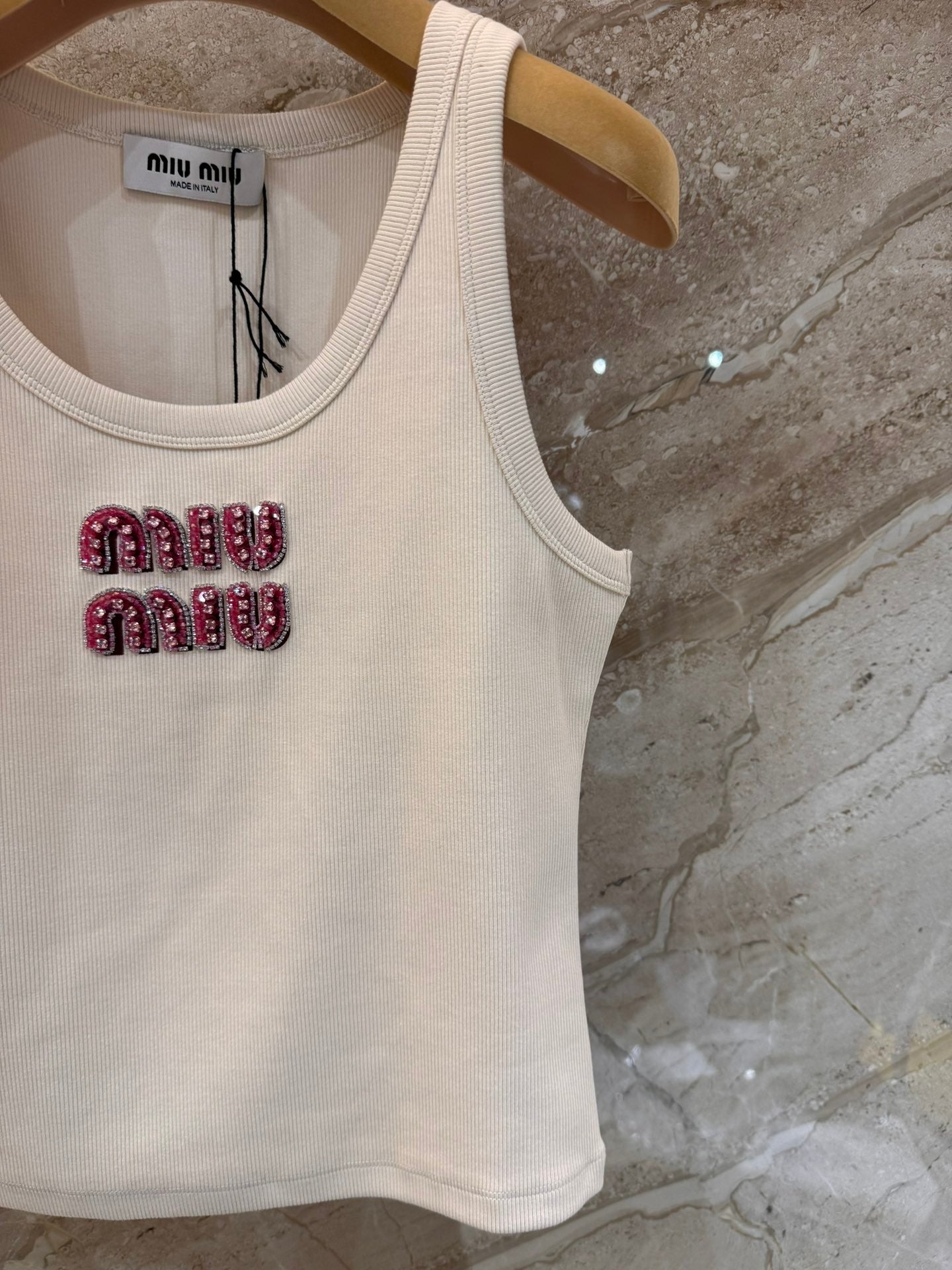 Handbesticktes Leibchen