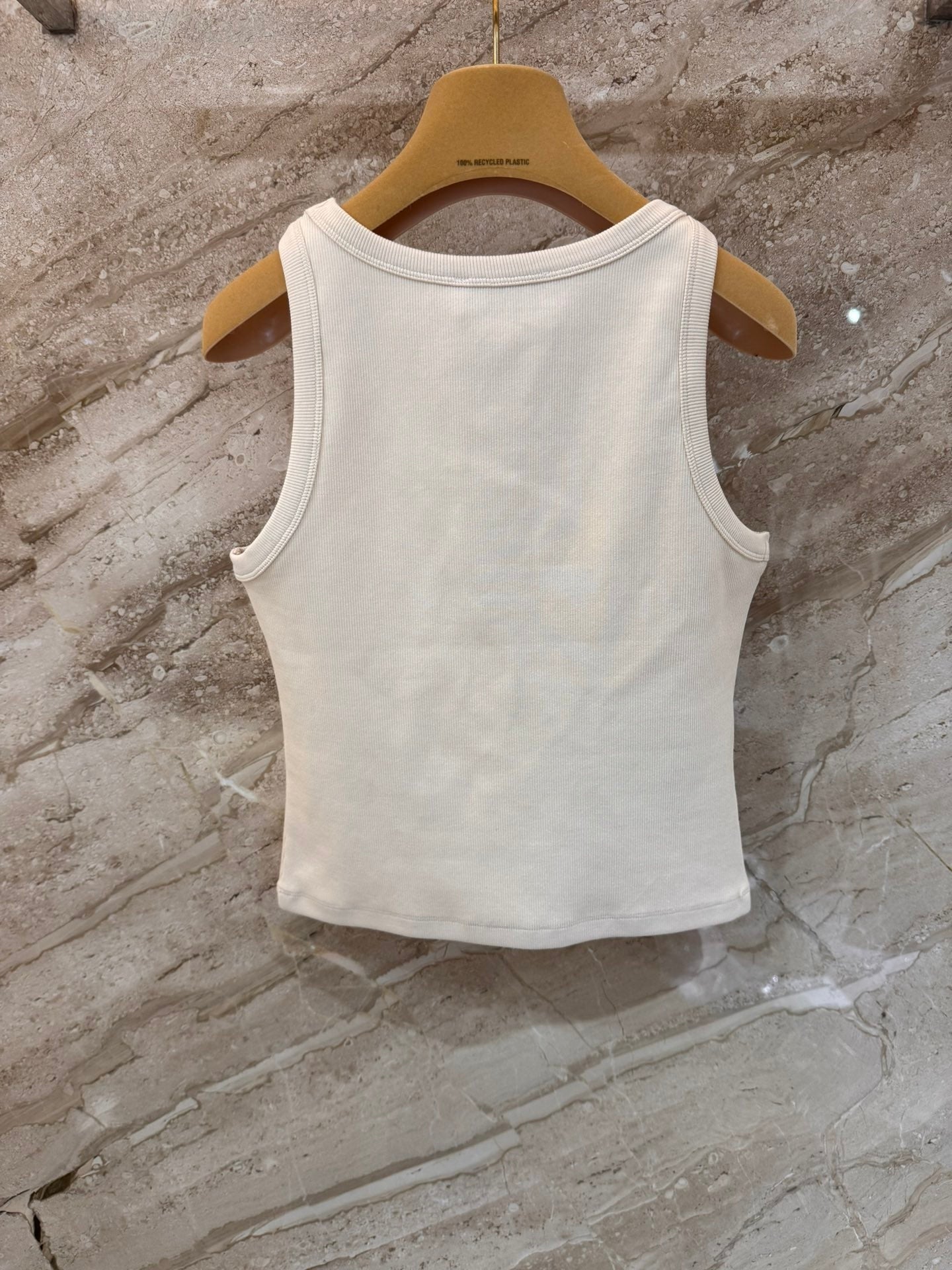 Handbesticktes Leibchen