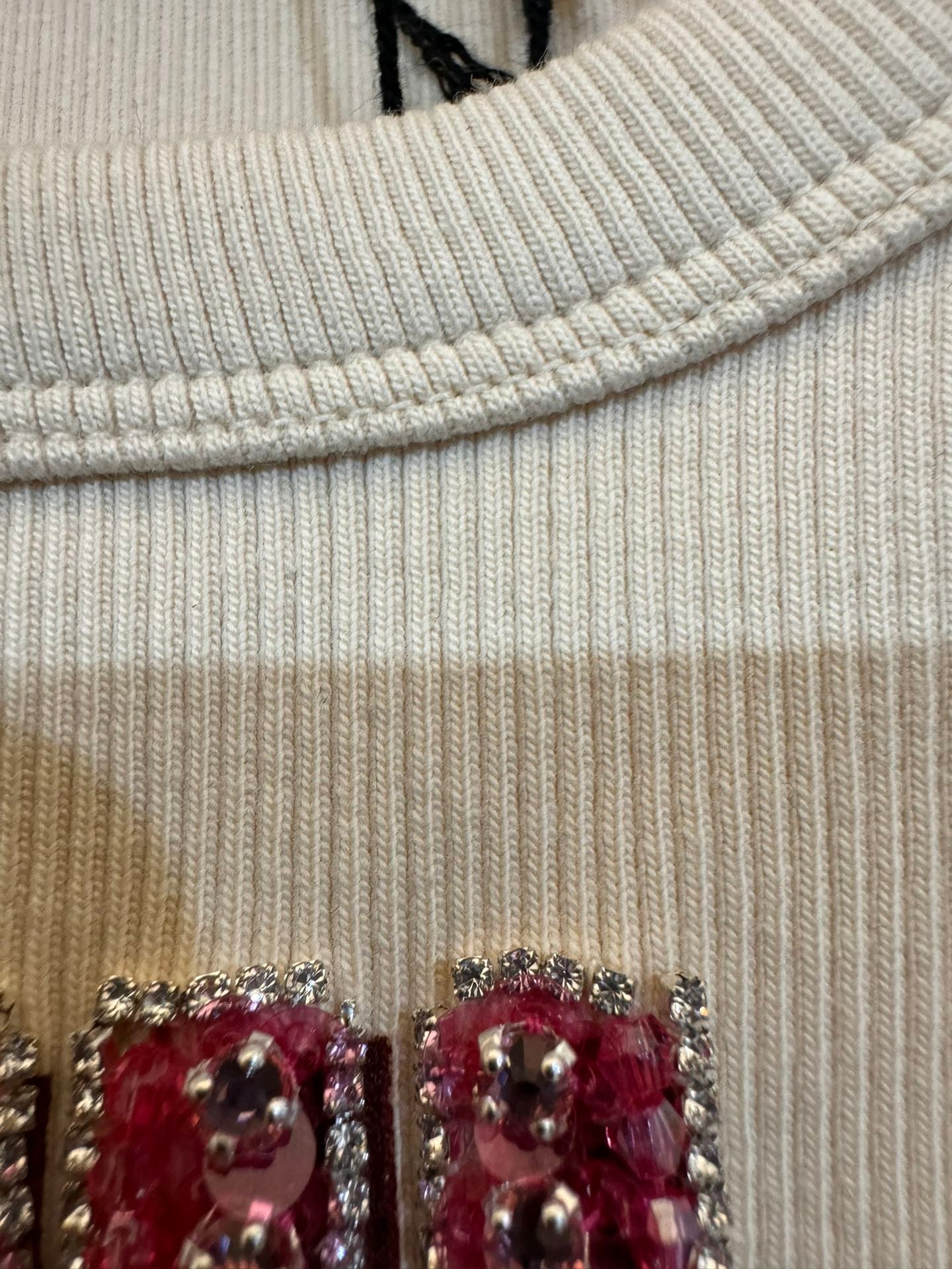 Handbesticktes Leibchen