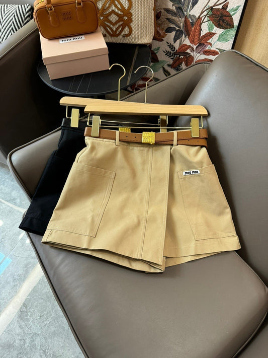 Leichte Shorts mit Revers in Kontrastfarbe im Luxusduftstil