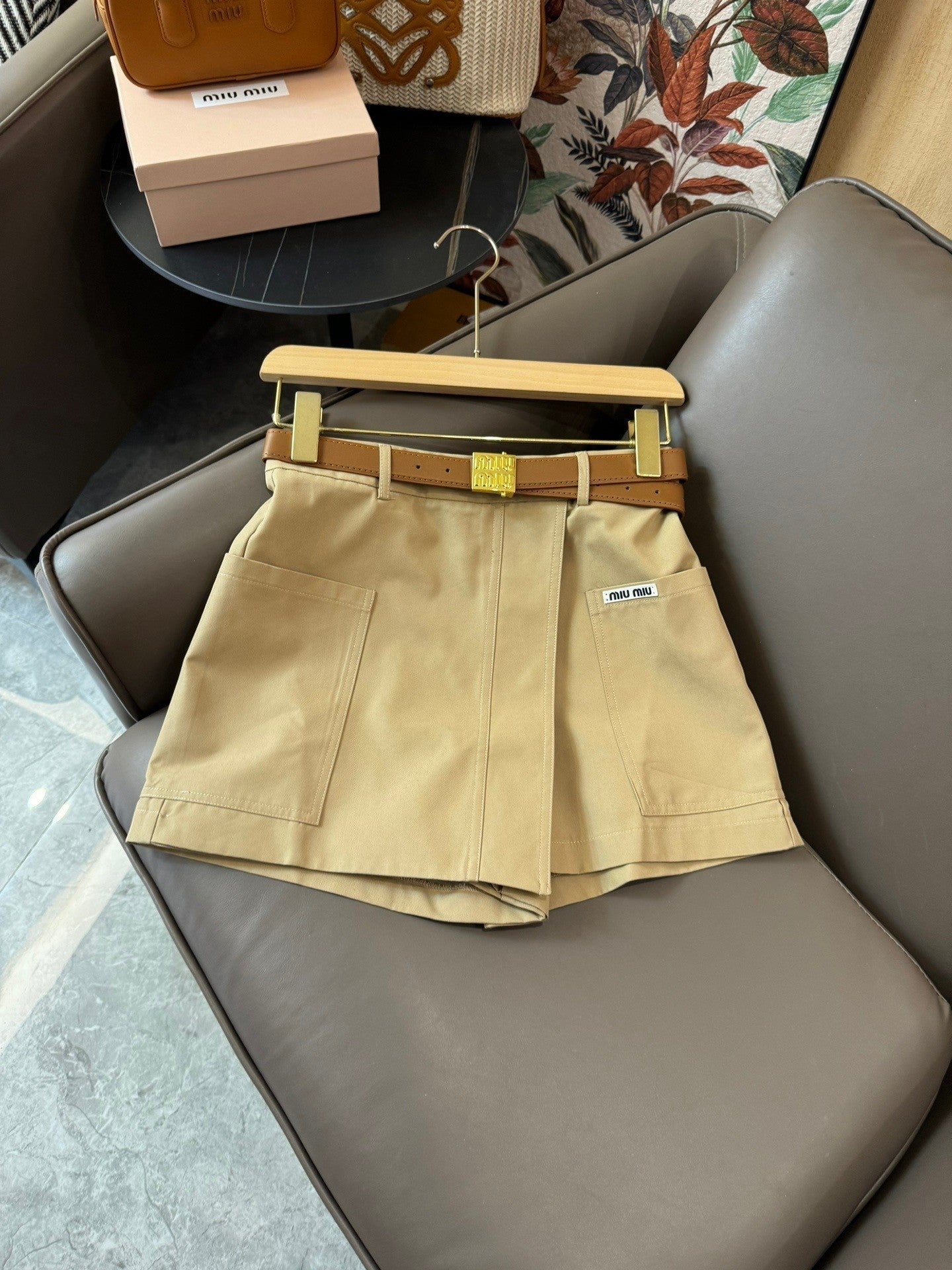 Leichte Shorts mit Revers in Kontrastfarbe im Luxusduftstil