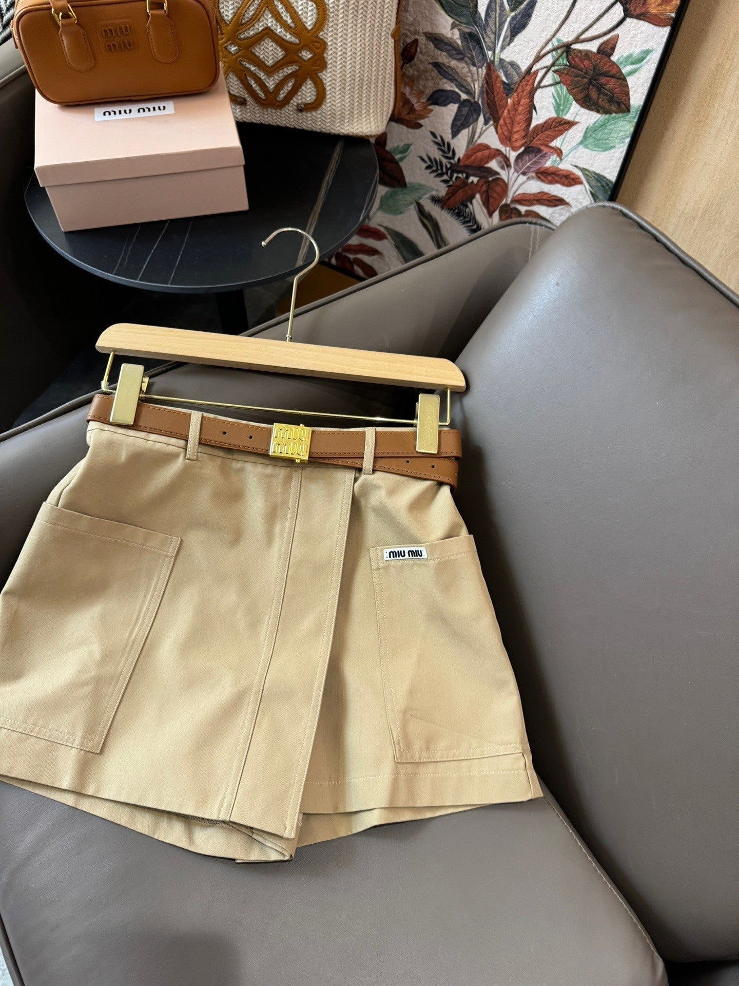 Leichte Shorts mit Revers in Kontrastfarbe im Luxusduftstil