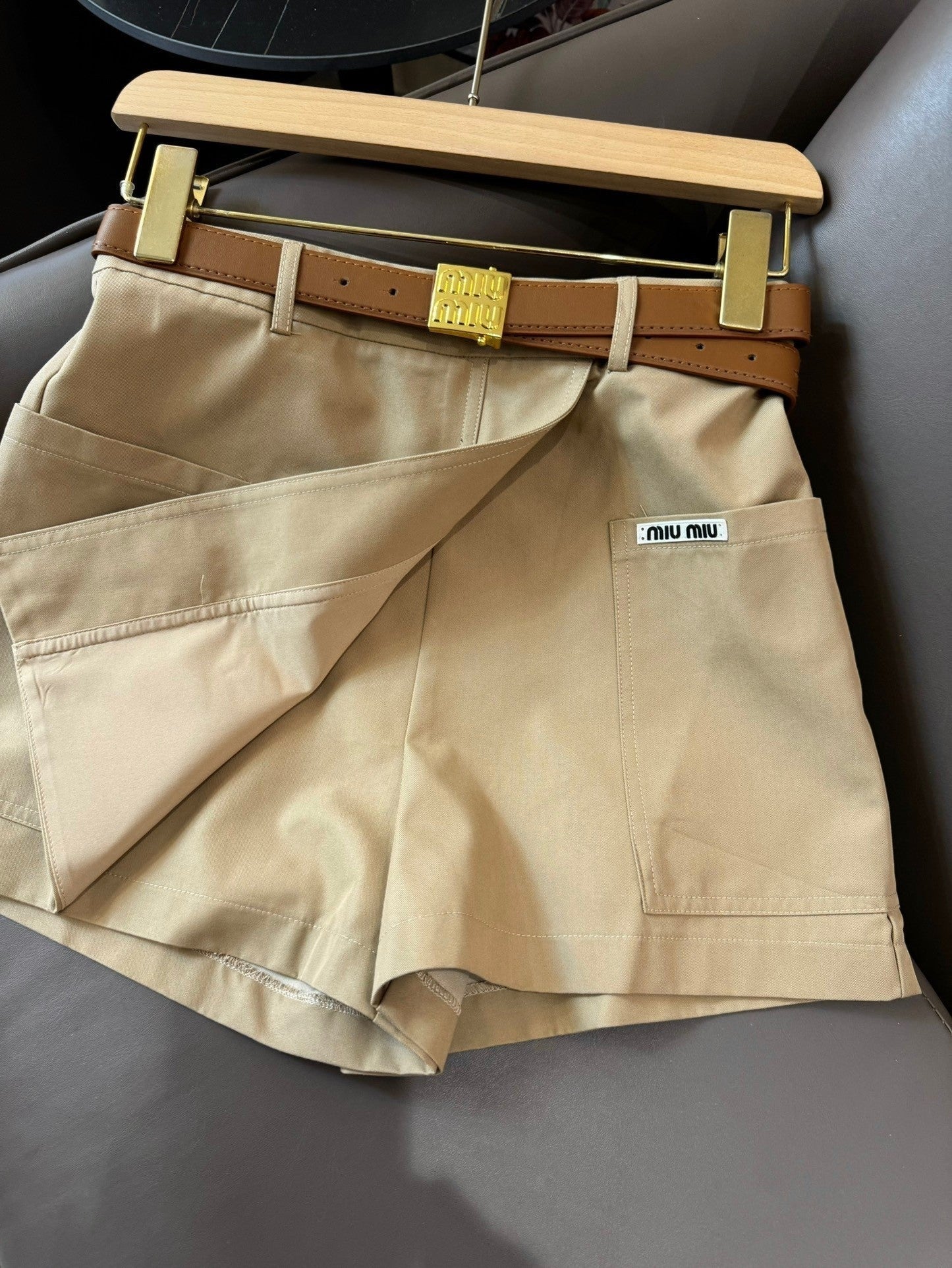 Leichte Shorts mit Revers in Kontrastfarbe im Luxusduftstil