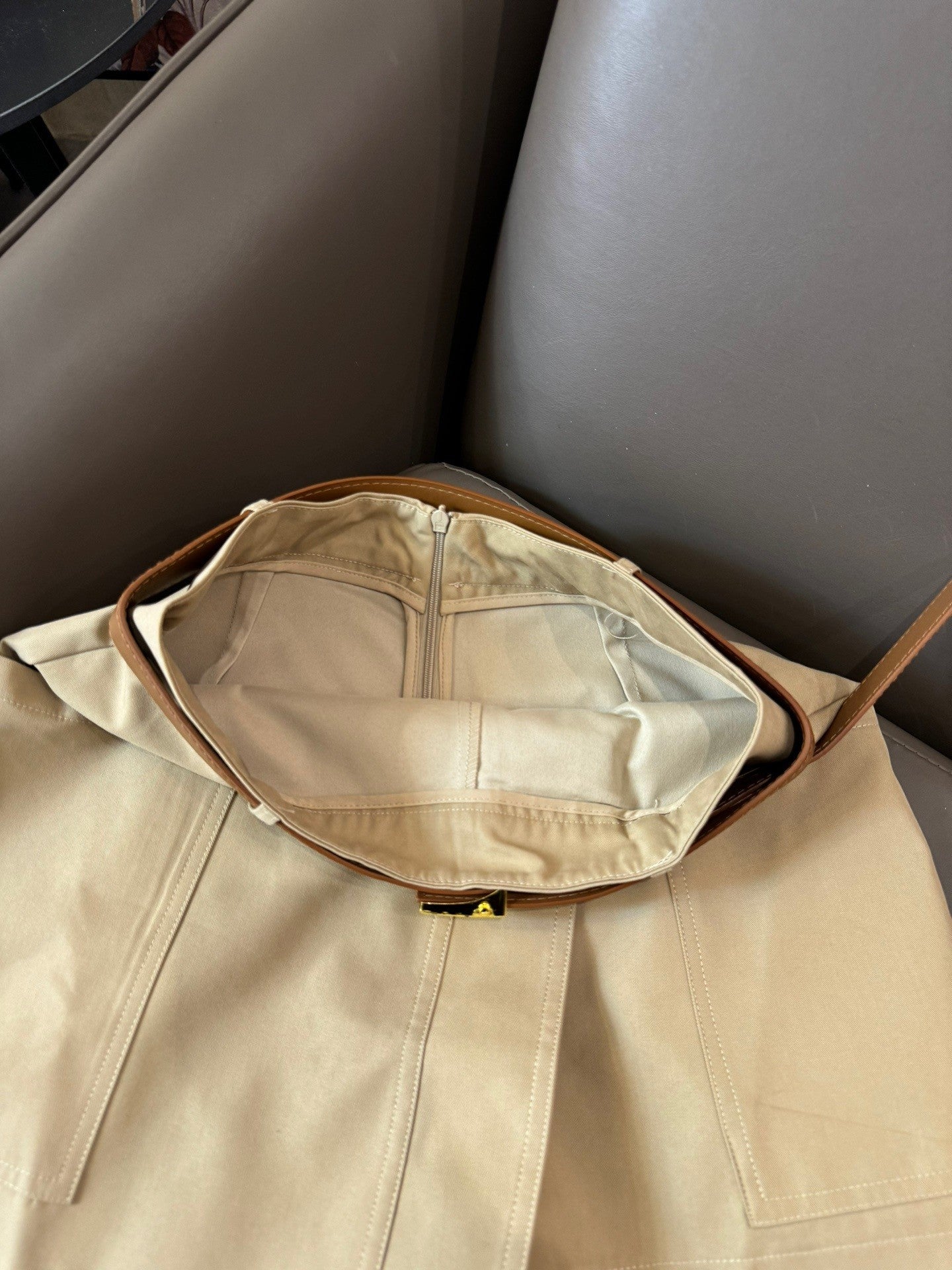 Leichte Shorts mit Revers in Kontrastfarbe im Luxusduftstil