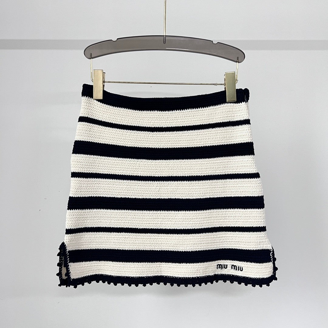 Beliebter klassischer gestreifter Kurzarm-Rockanzug mit V-Ausschnitt