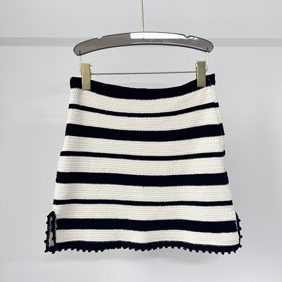 Beliebter klassischer gestreifter Kurzarm-Rockanzug mit V-Ausschnitt