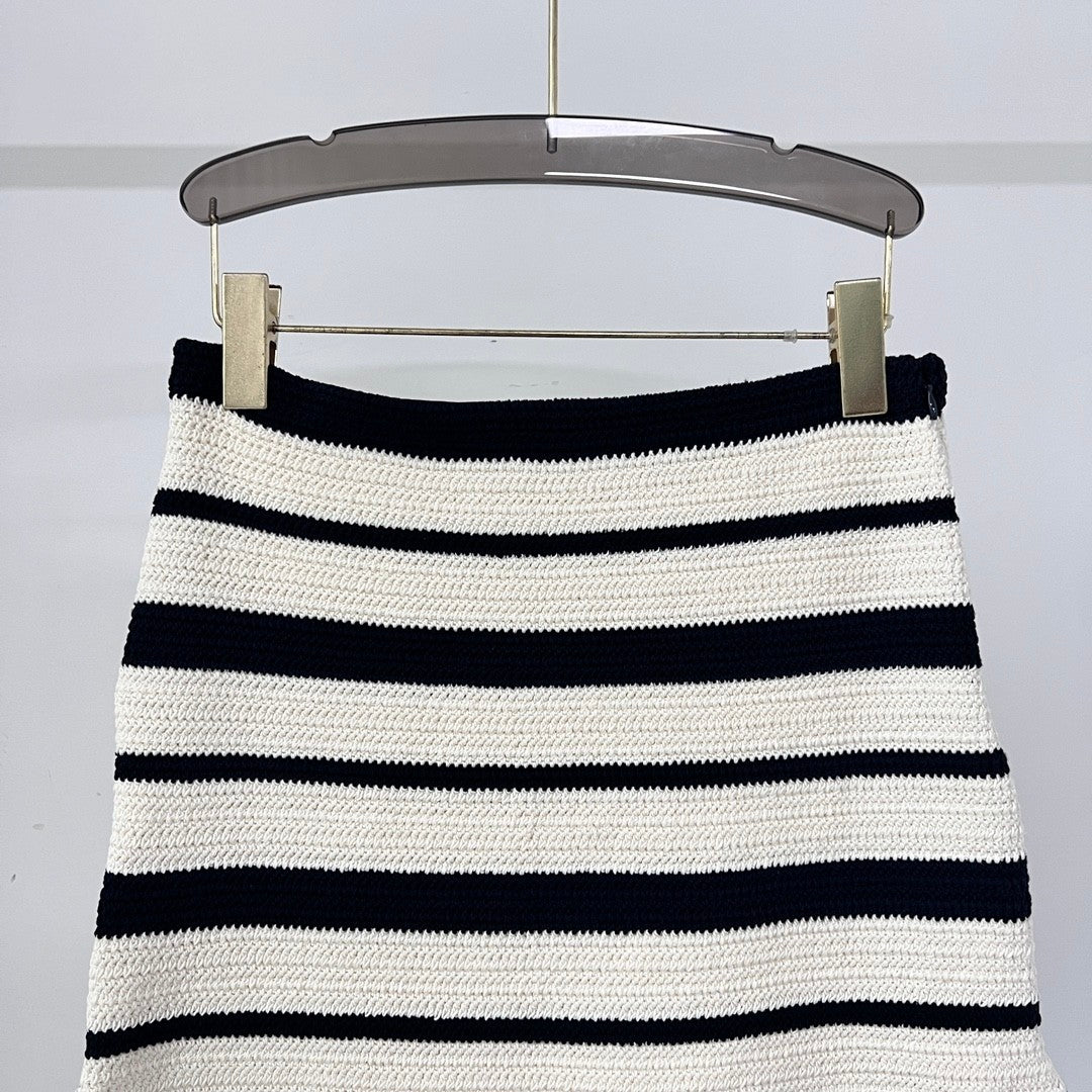 Beliebter klassischer gestreifter Kurzarm-Rockanzug mit V-Ausschnitt