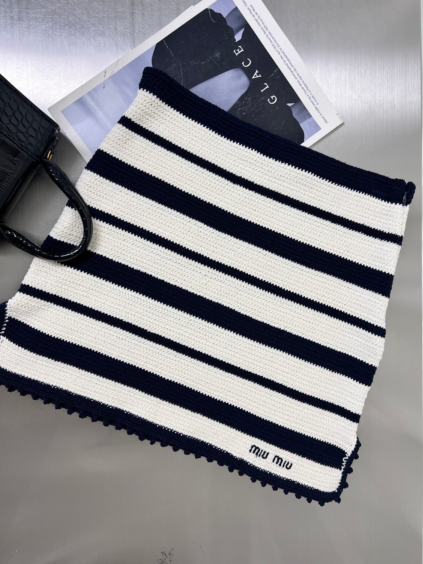 Beliebter klassischer gestreifter Kurzarm-Rockanzug mit V-Ausschnitt