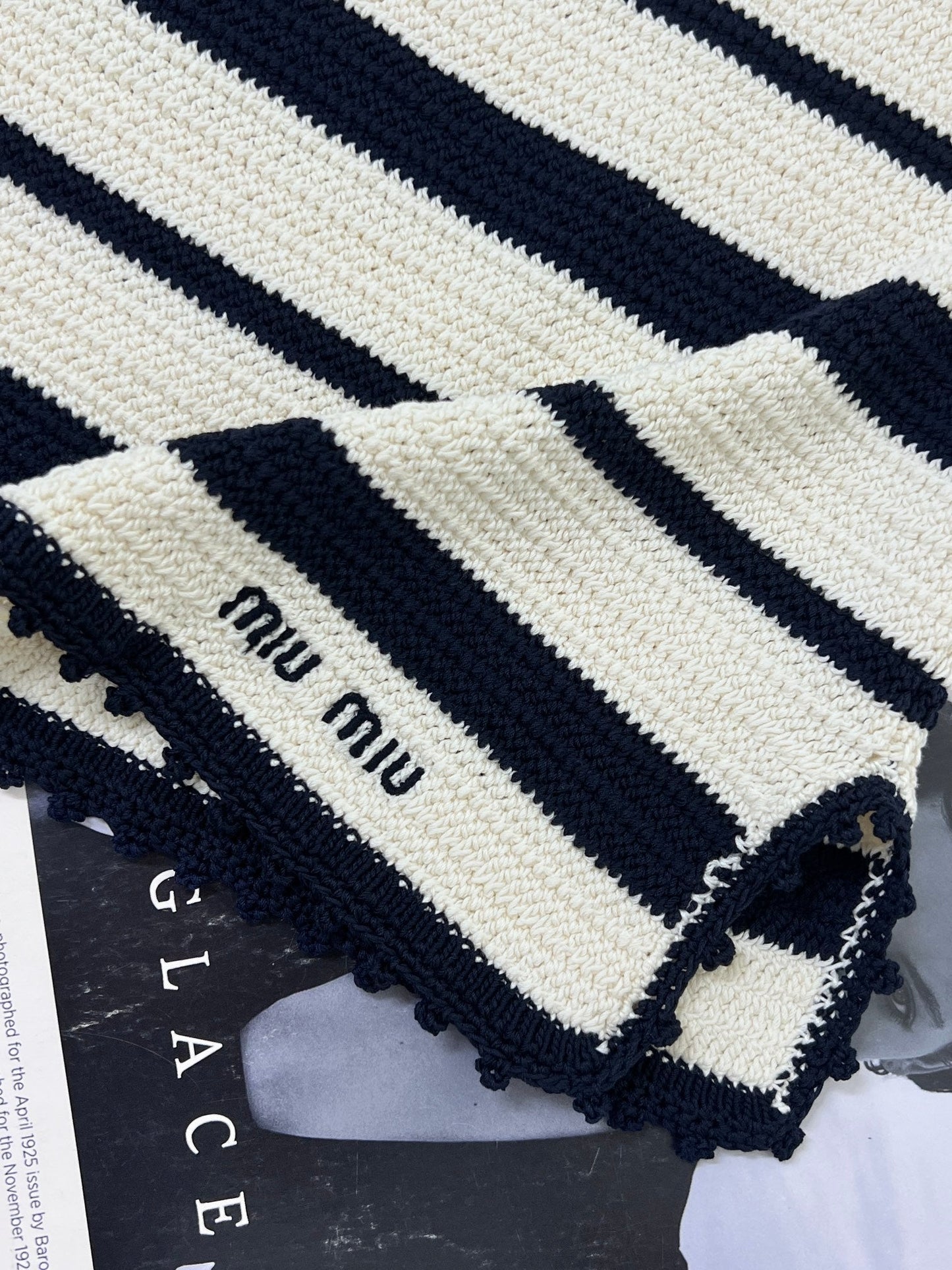 Beliebter klassischer gestreifter Kurzarm-Rockanzug mit V-Ausschnitt