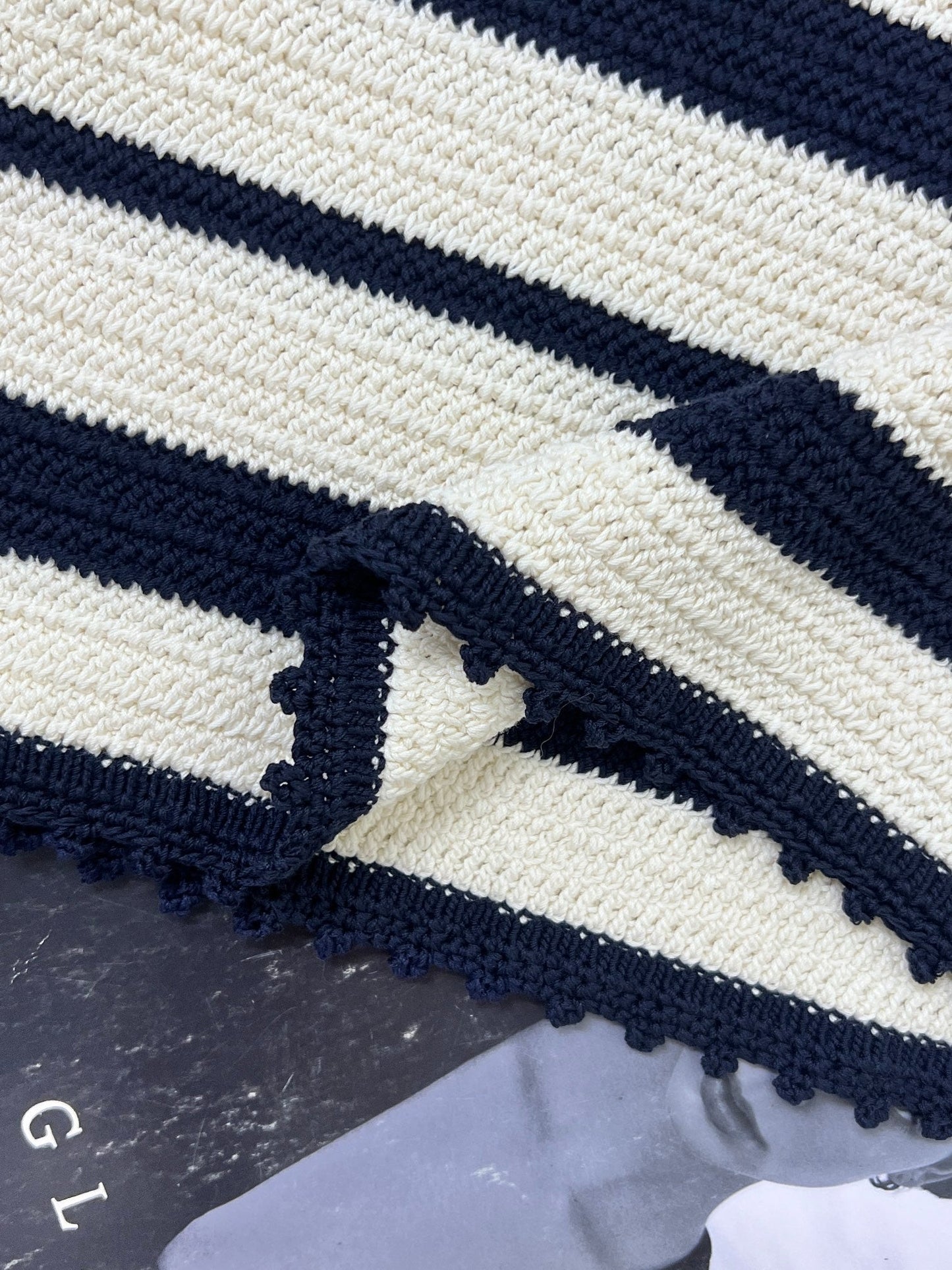 Beliebter klassischer gestreifter Kurzarm-Rockanzug mit V-Ausschnitt