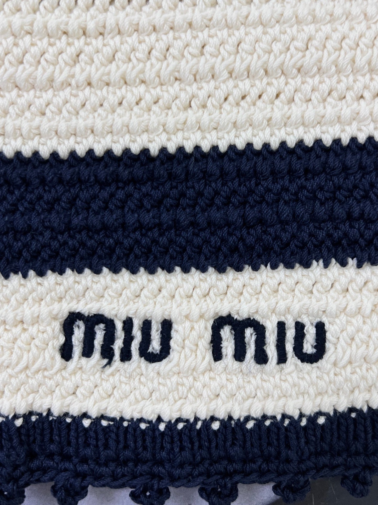 Beliebter klassischer gestreifter Kurzarm-Rockanzug mit V-Ausschnitt