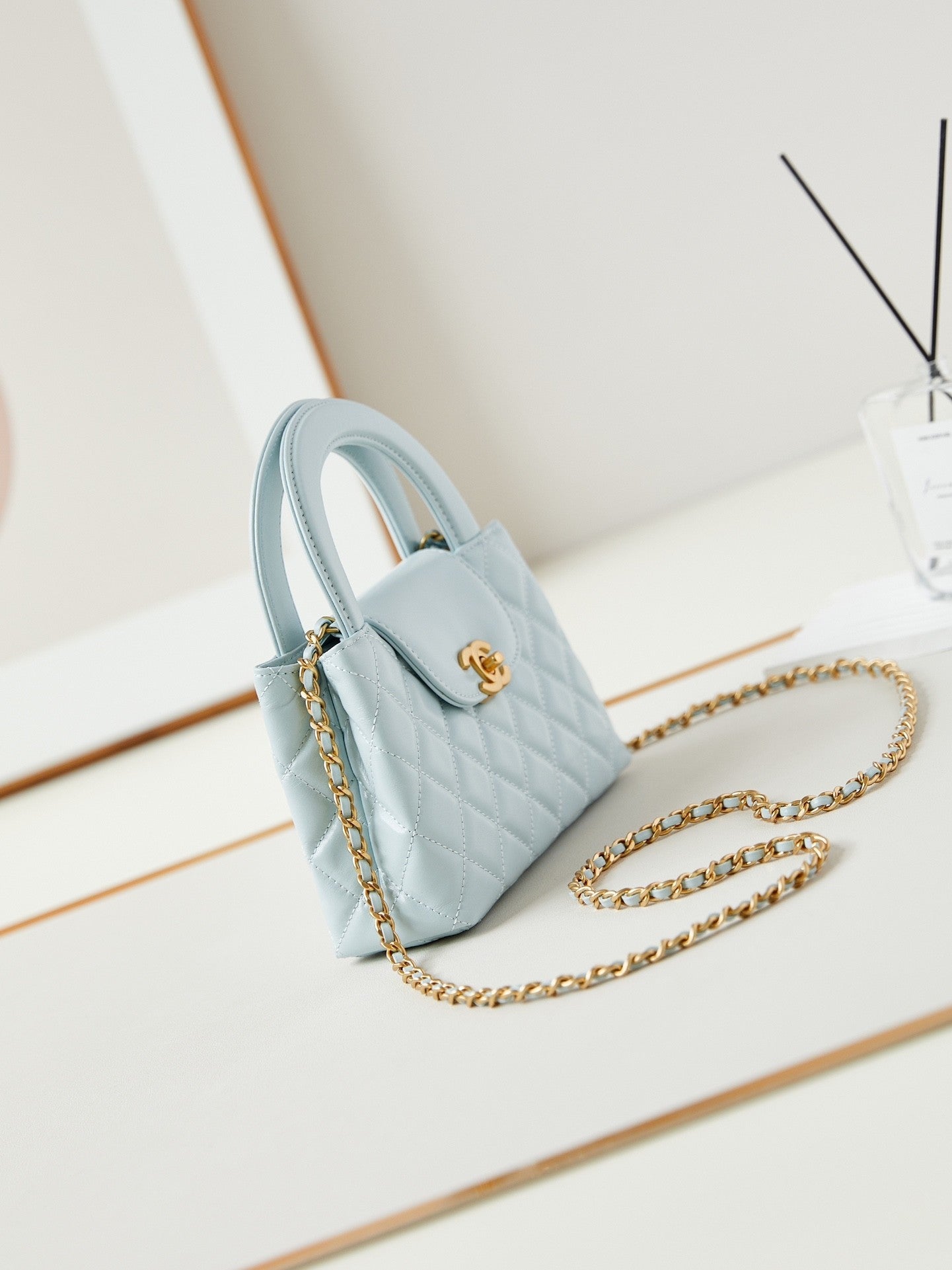 Beliebte Schultertasche aus Leder mit Kettengriff