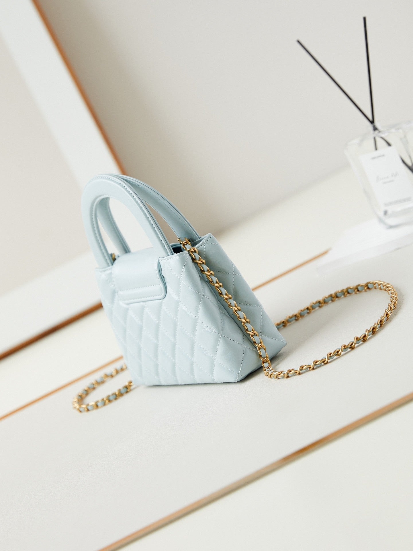 Beliebte Schultertasche aus Leder mit Kettengriff