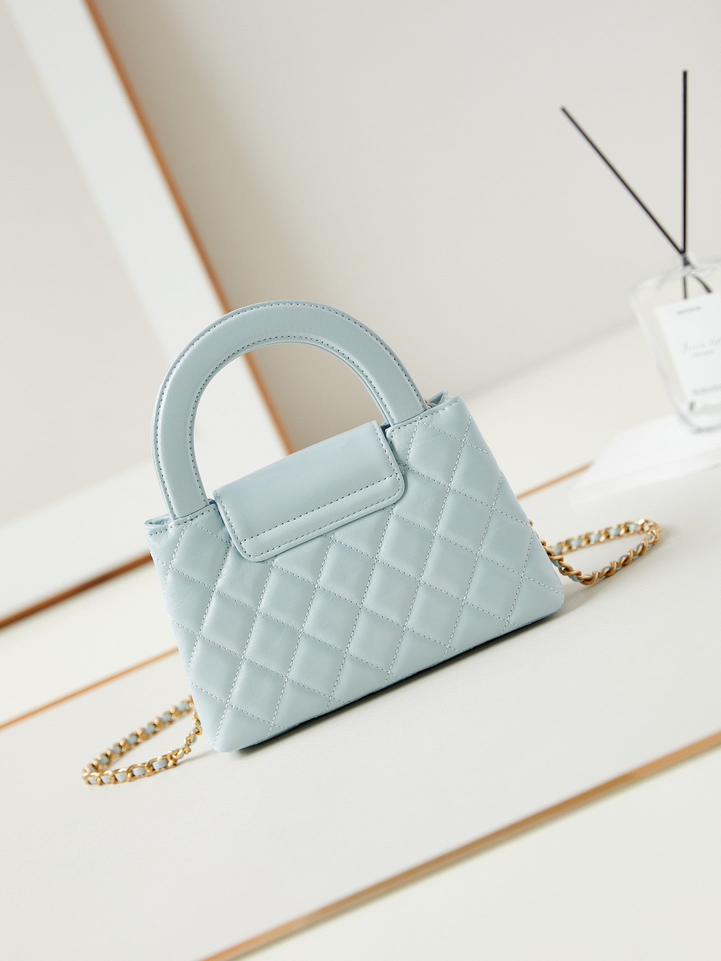 Beliebte Schultertasche aus Leder mit Kettengriff