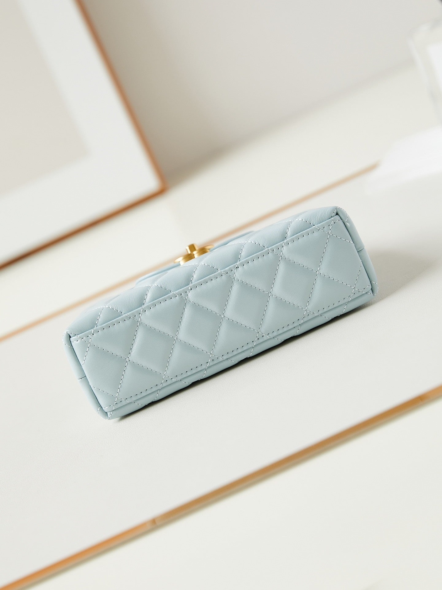 Beliebte Schultertasche aus Leder mit Kettengriff