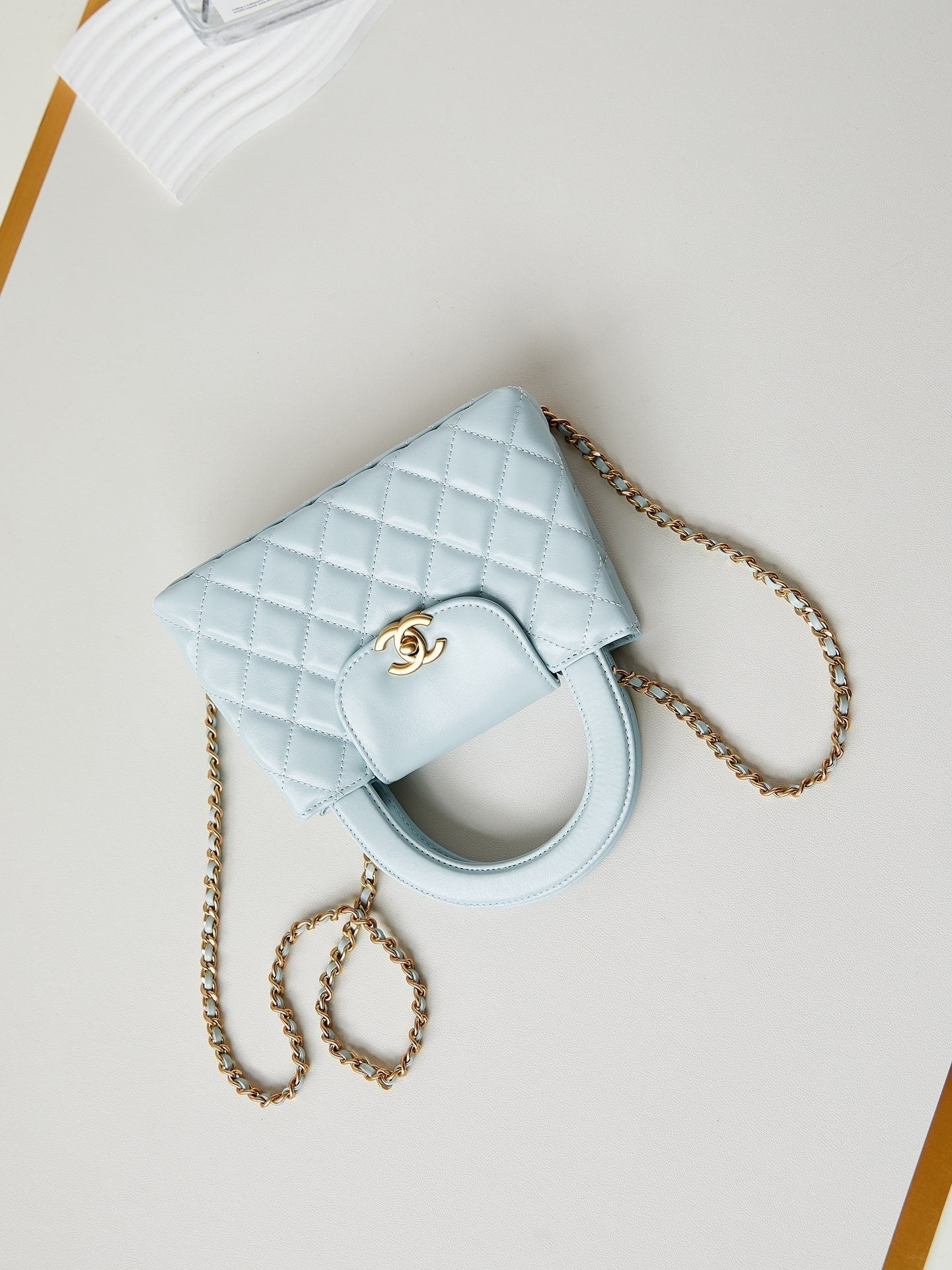 Beliebte Schultertasche aus Leder mit Kettengriff