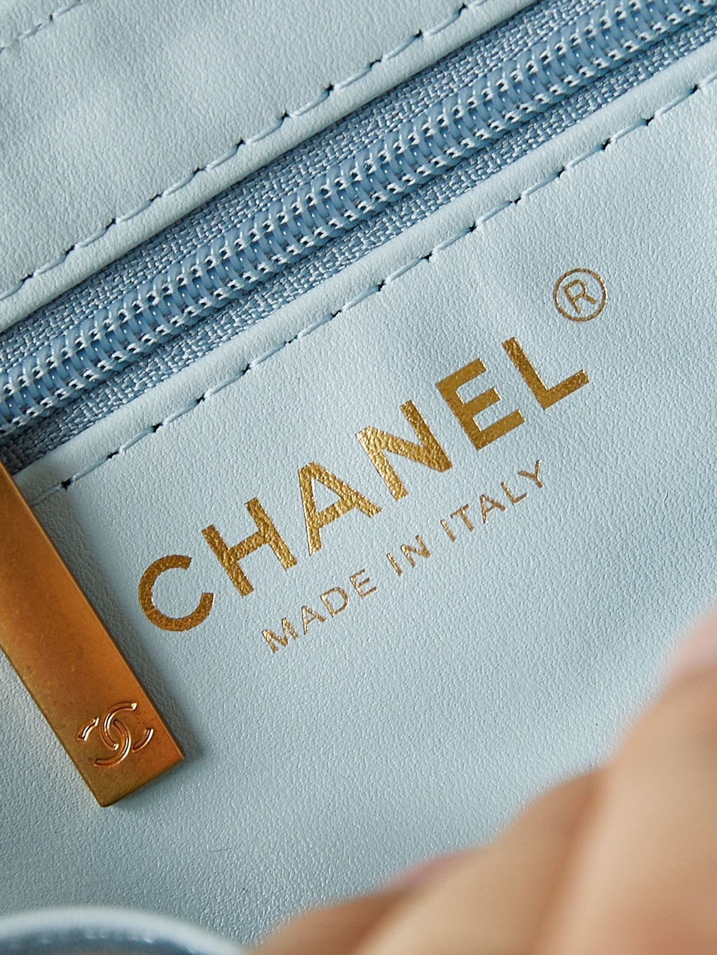 Beliebte Schultertasche aus Leder mit Kettengriff