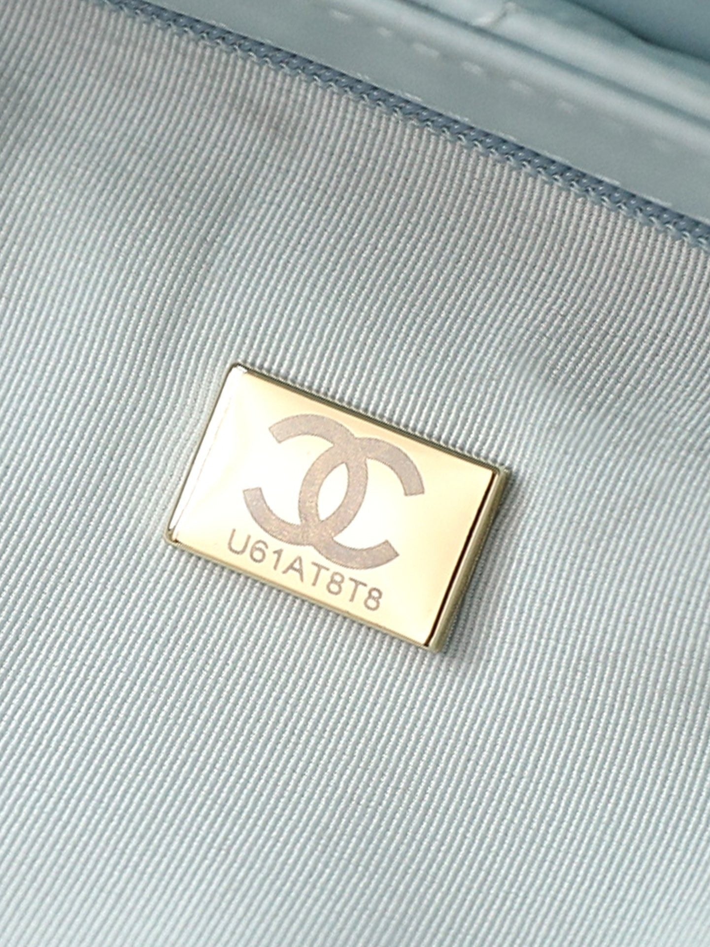 Beliebte Schultertasche aus Leder mit Kettengriff