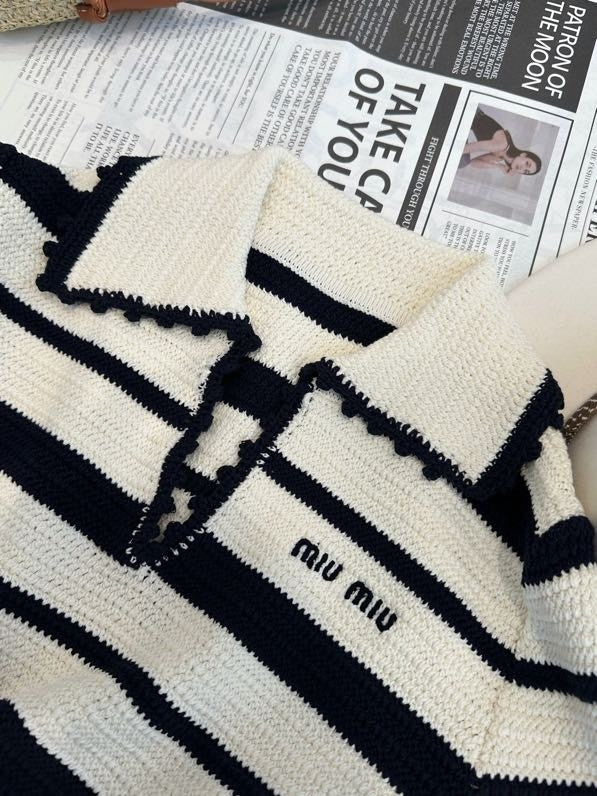 Beliebter klassischer gestreifter Kurzarm-Rockanzug mit V-Ausschnitt