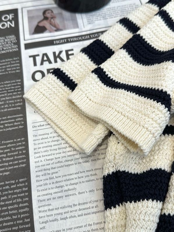 Beliebter klassischer gestreifter Kurzarm-Rockanzug mit V-Ausschnitt