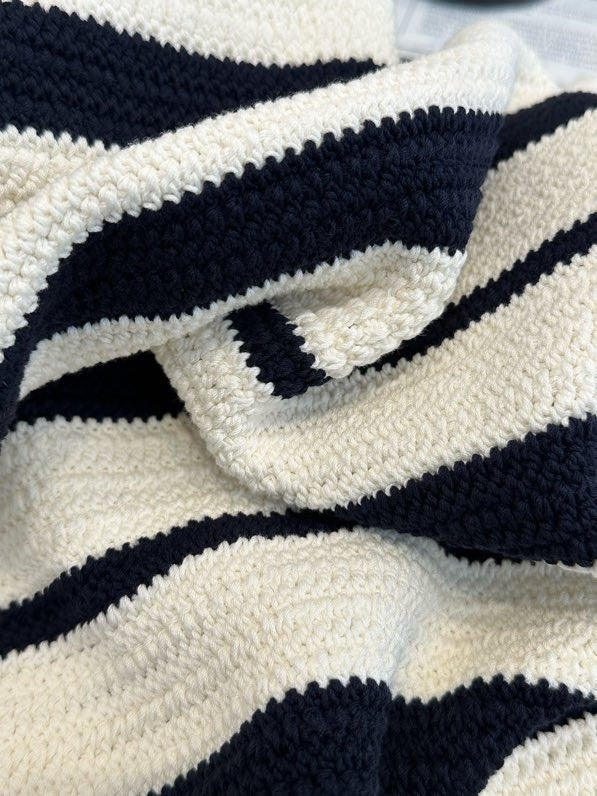 Beliebter klassischer gestreifter Kurzarm-Rockanzug mit V-Ausschnitt