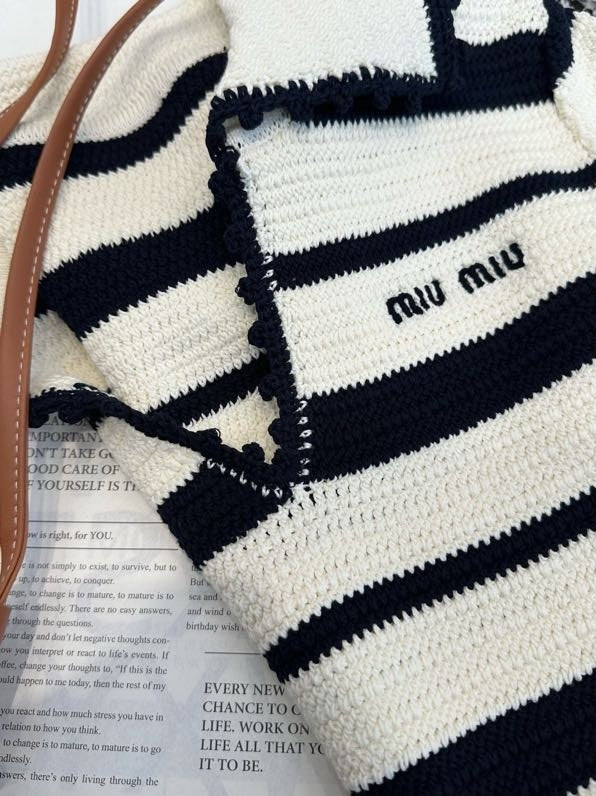 Beliebter klassischer gestreifter Kurzarm-Rockanzug mit V-Ausschnitt