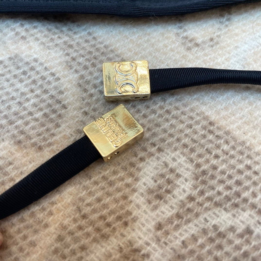 Neuer sexy Bikini-Badeanzug für heiße Mädchen mit großem Metalllogo