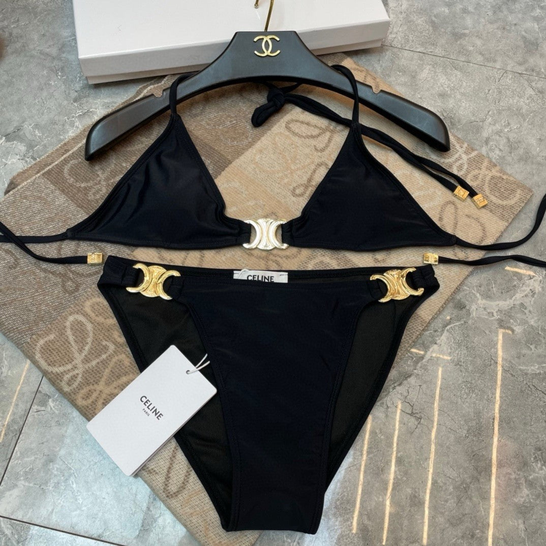 Neuer sexy Bikini-Badeanzug für heiße Mädchen mit großem Metalllogo