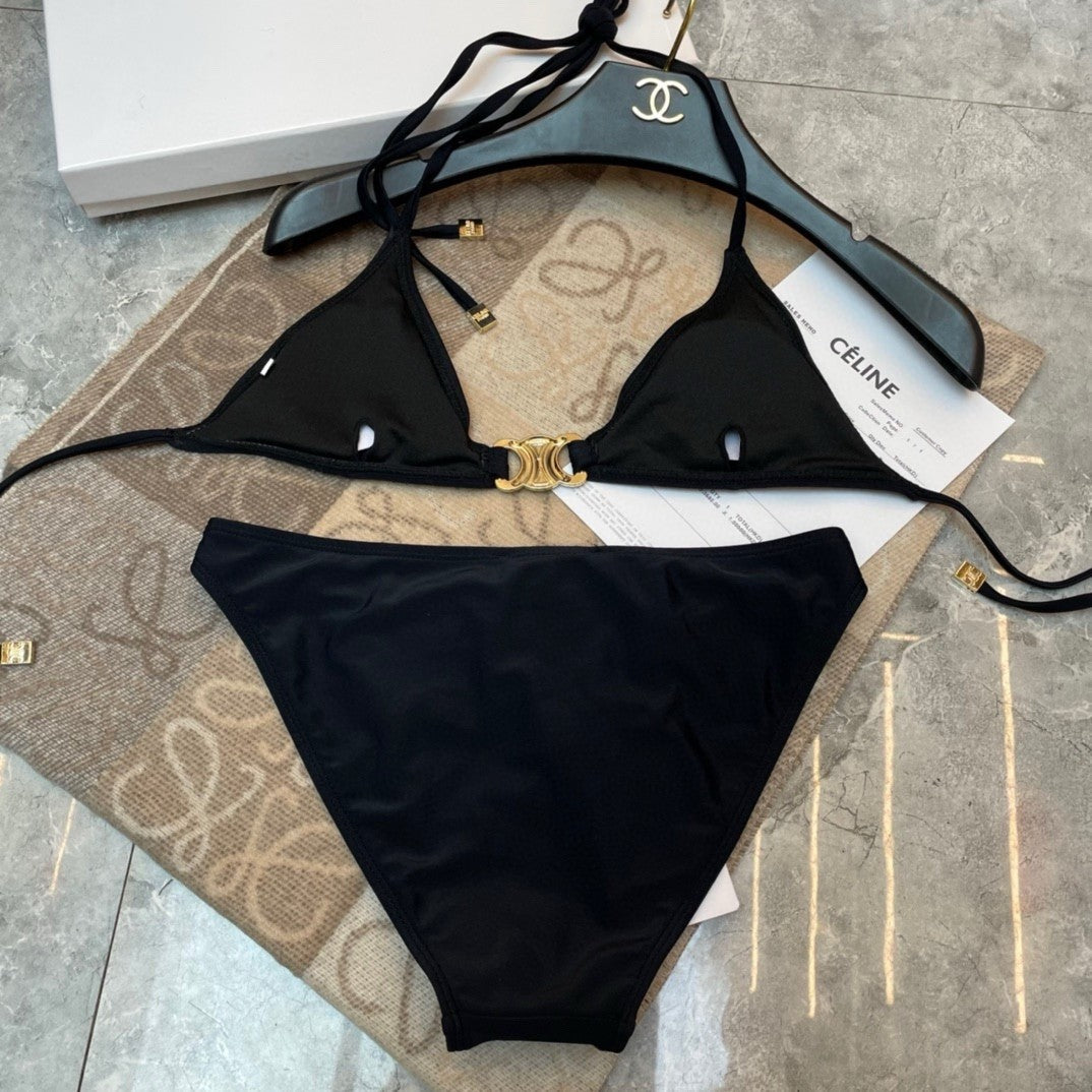 Neuer sexy Bikini-Badeanzug für heiße Mädchen mit großem Metalllogo