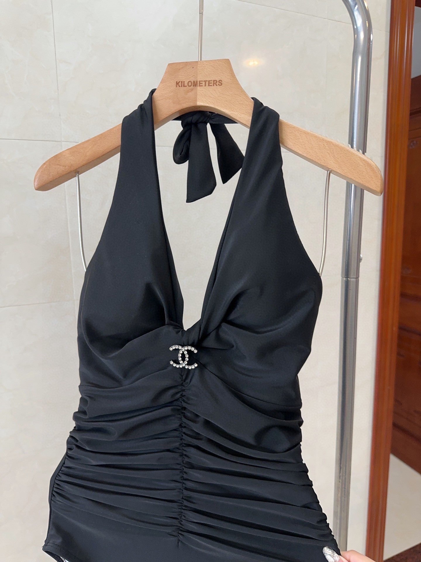 Schlichter, schlanker, sexy Einteiler-Badeanzug