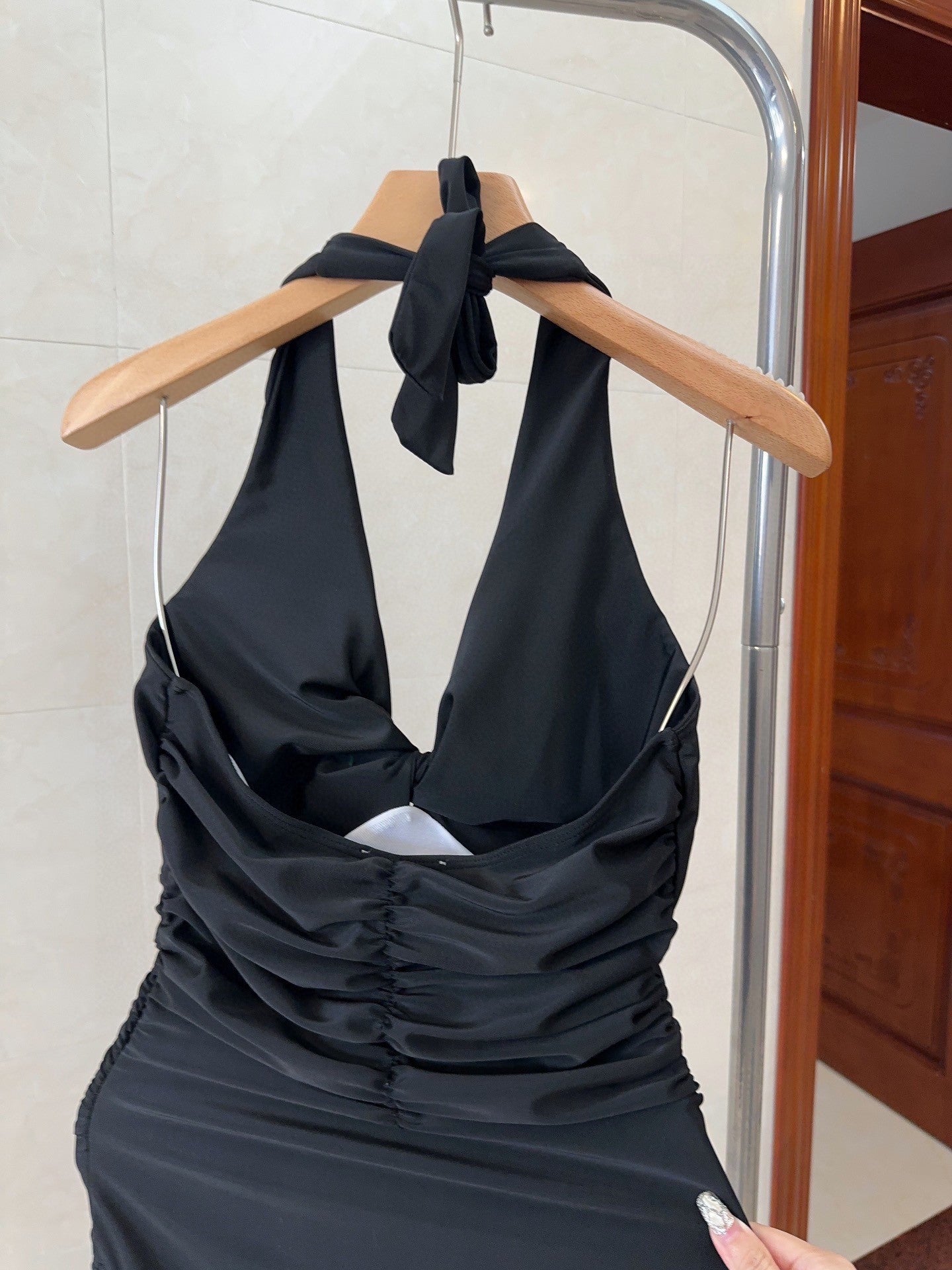 Schlichter, schlanker, sexy Einteiler-Badeanzug