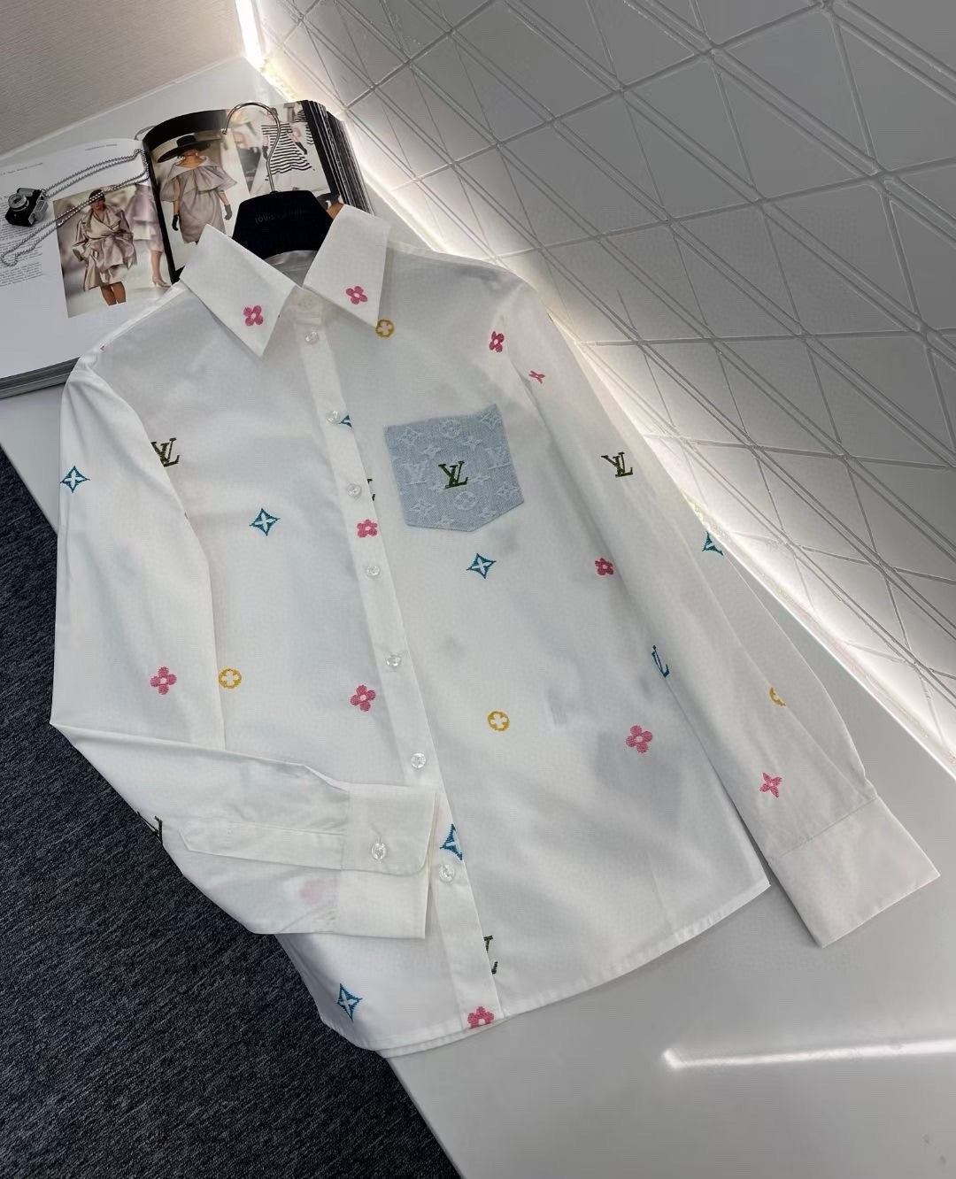 Chemise brodée avec logo coloré