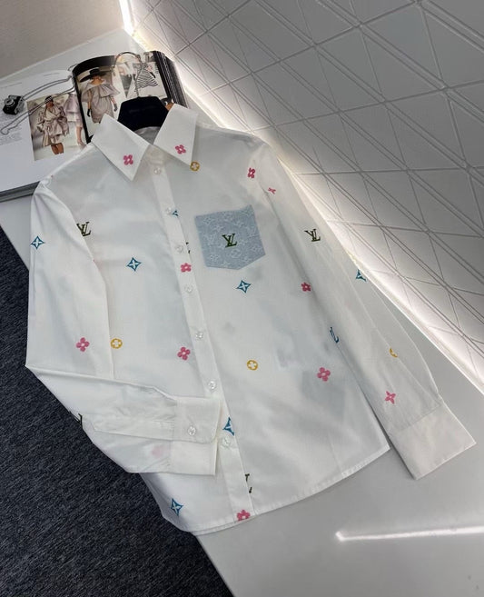 Chemise brodée avec logo coloré