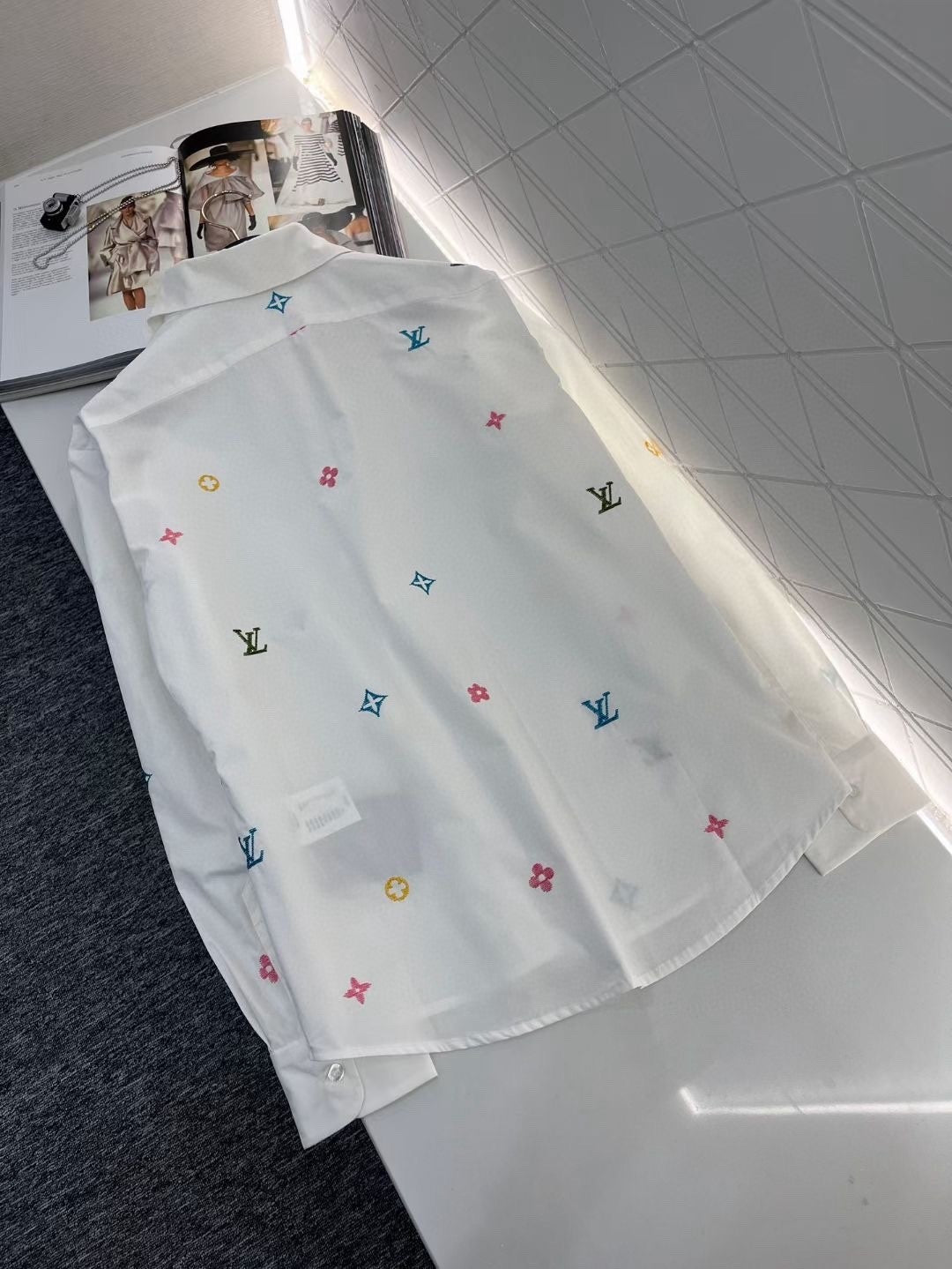 Chemise brodée avec logo coloré