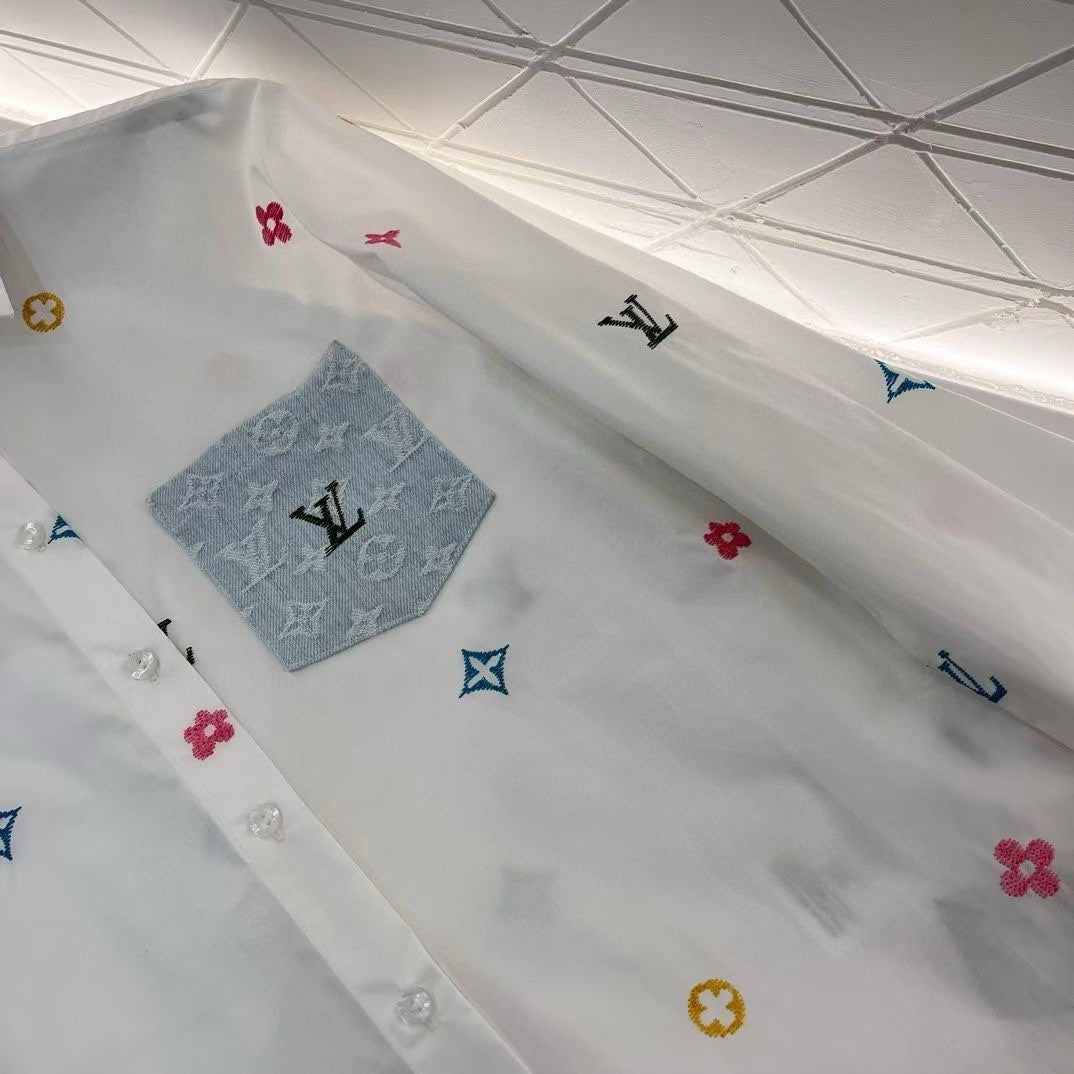 Chemise brodée avec logo coloré