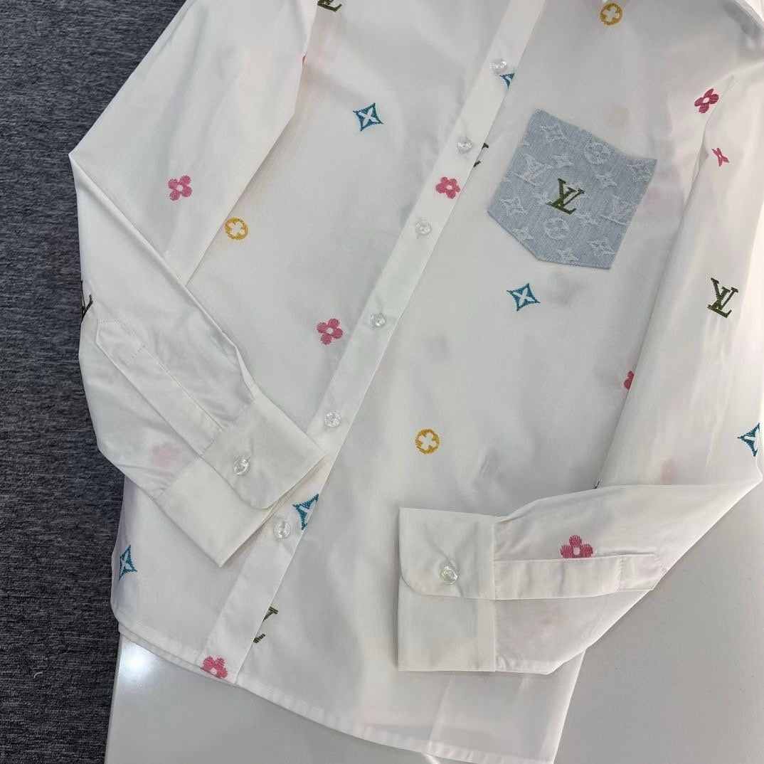 Chemise brodée avec logo coloré
