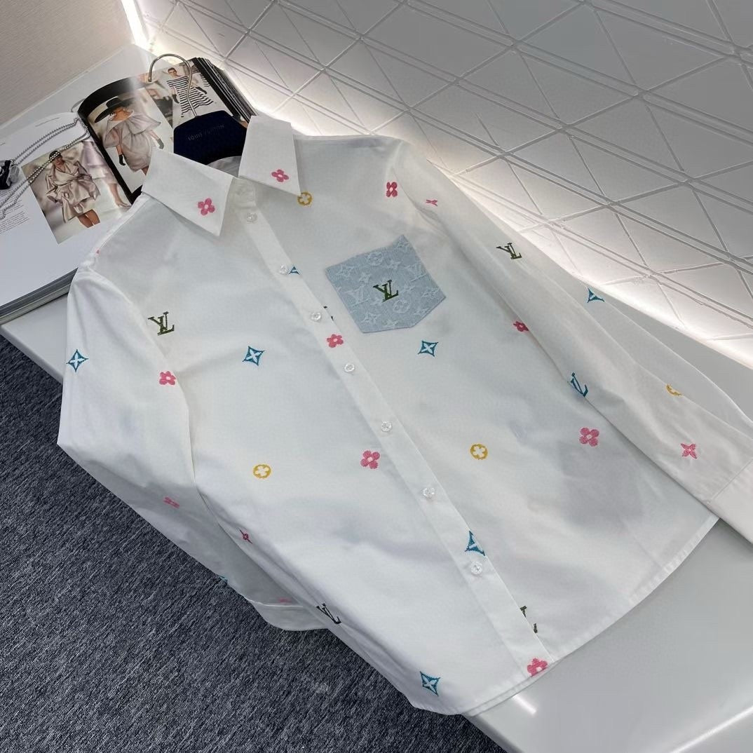 Chemise brodée avec logo coloré