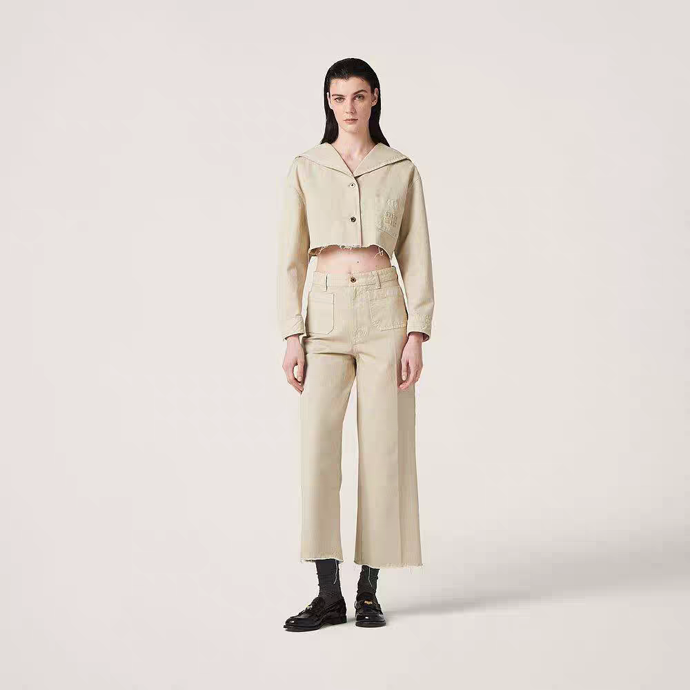 Neue Jeansjacke mit kurzem, marineblauem Kragen