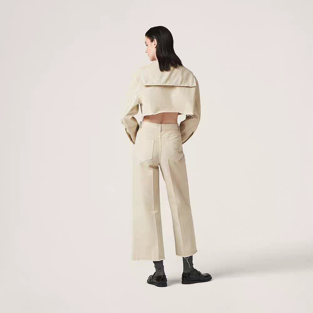 Neue Jeansjacke mit kurzem, marineblauem Kragen