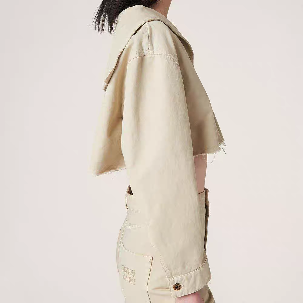 Neue Jeansjacke mit kurzem, marineblauem Kragen